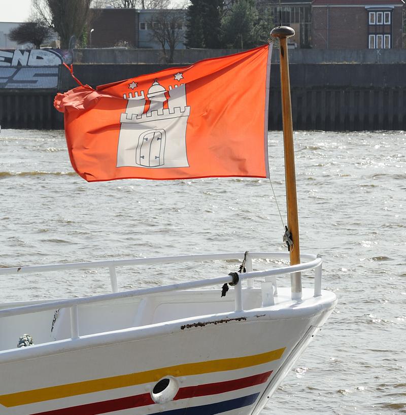 3685_2571 Eine Hamburgflagge weht im starten Wind an einem Schiffsbug. | Flaggen und Wappen in der Hansestadt Hamburg
